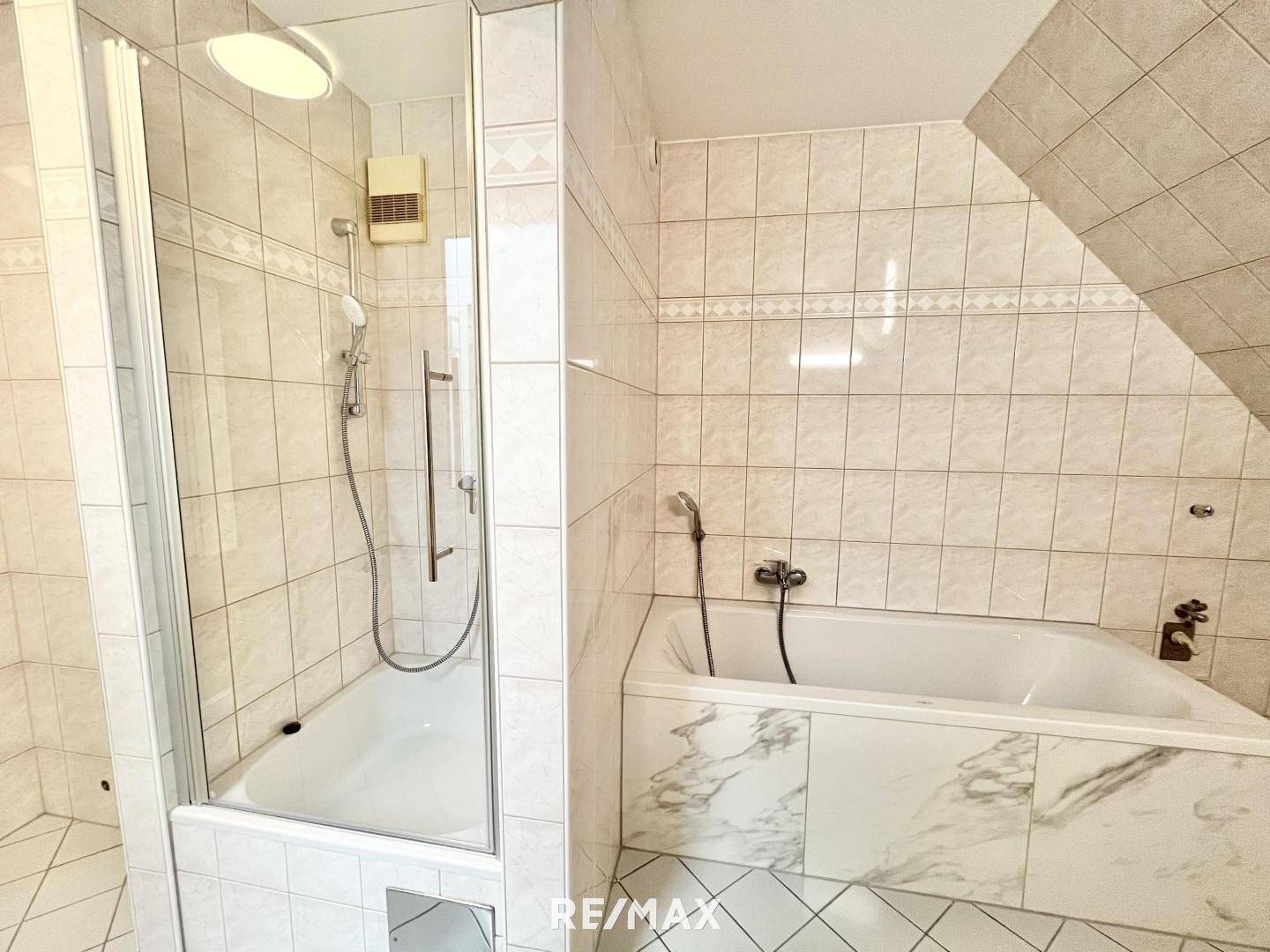 Dusche und Badewanne