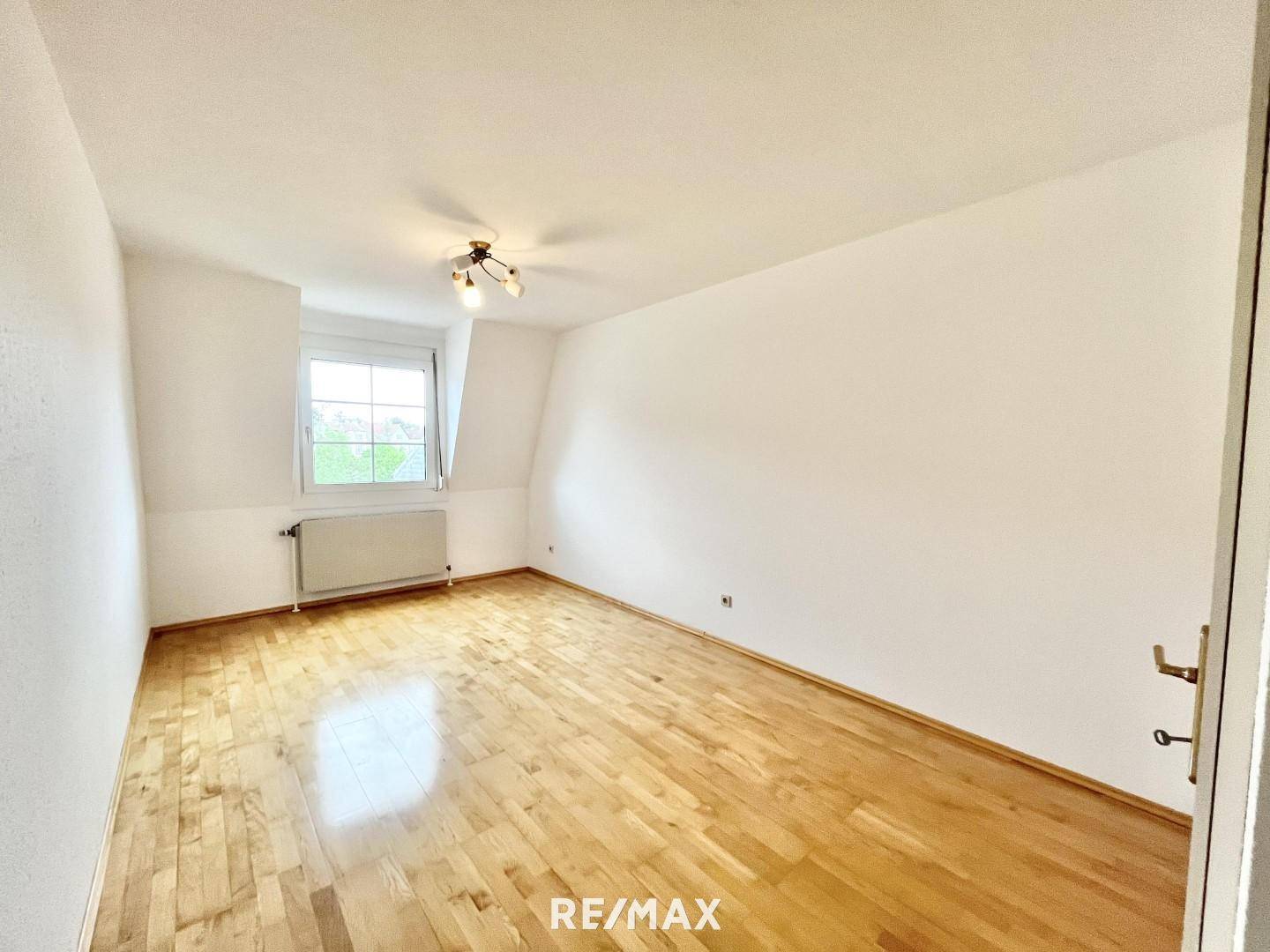 ca. 17,3 m² großes Zimmer im 1. DG