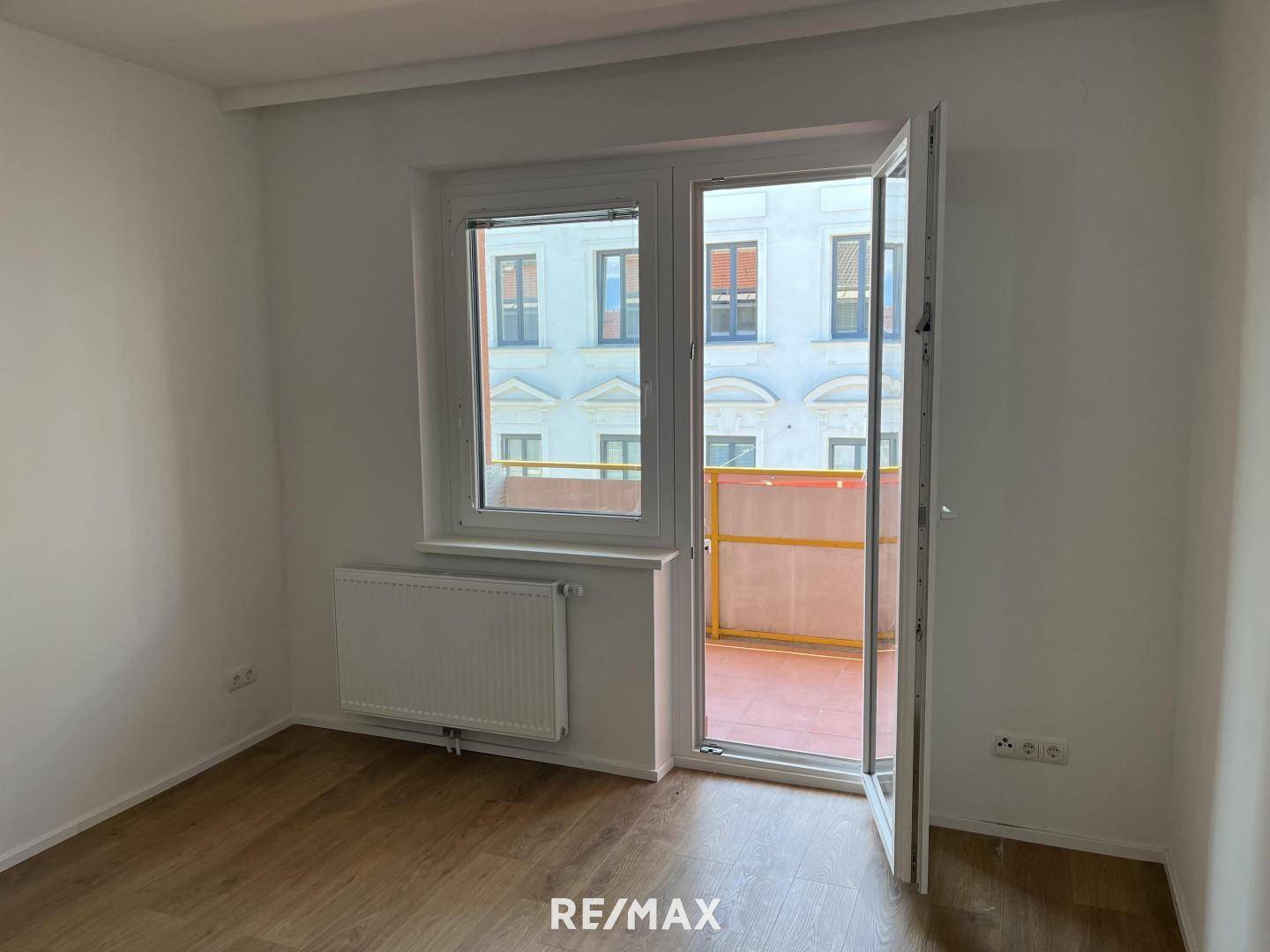 Zimmer 1 mit Ausgang zur Loggia