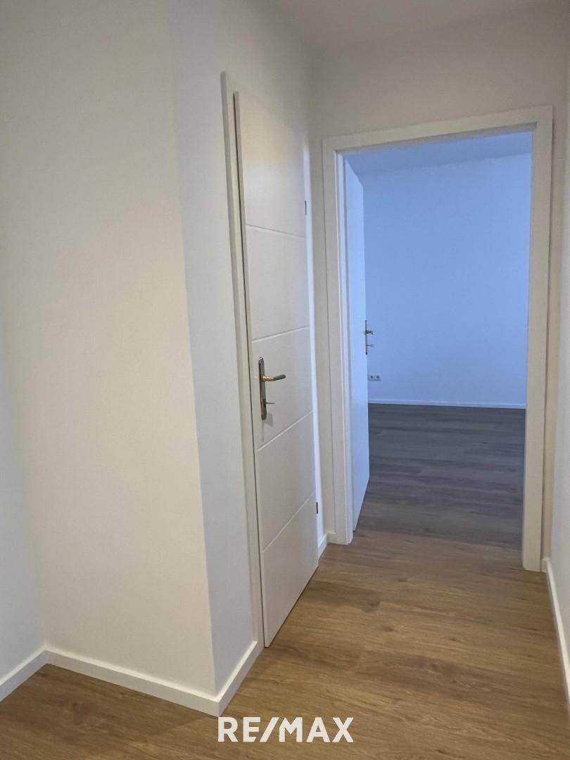 Vorraum mit Abstellraum und Eingang Zimmer 1