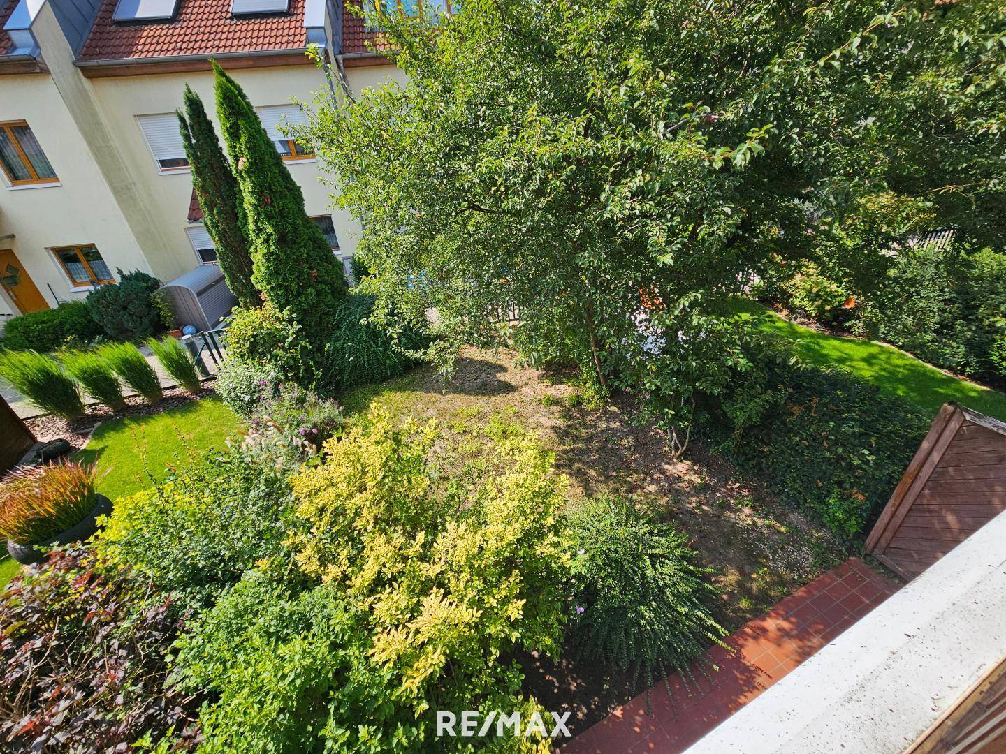 vom Balkon in den Garten