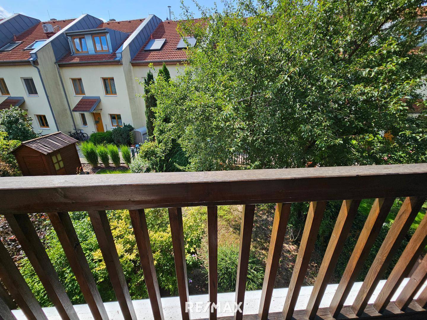 vom Balkon in den Garten
