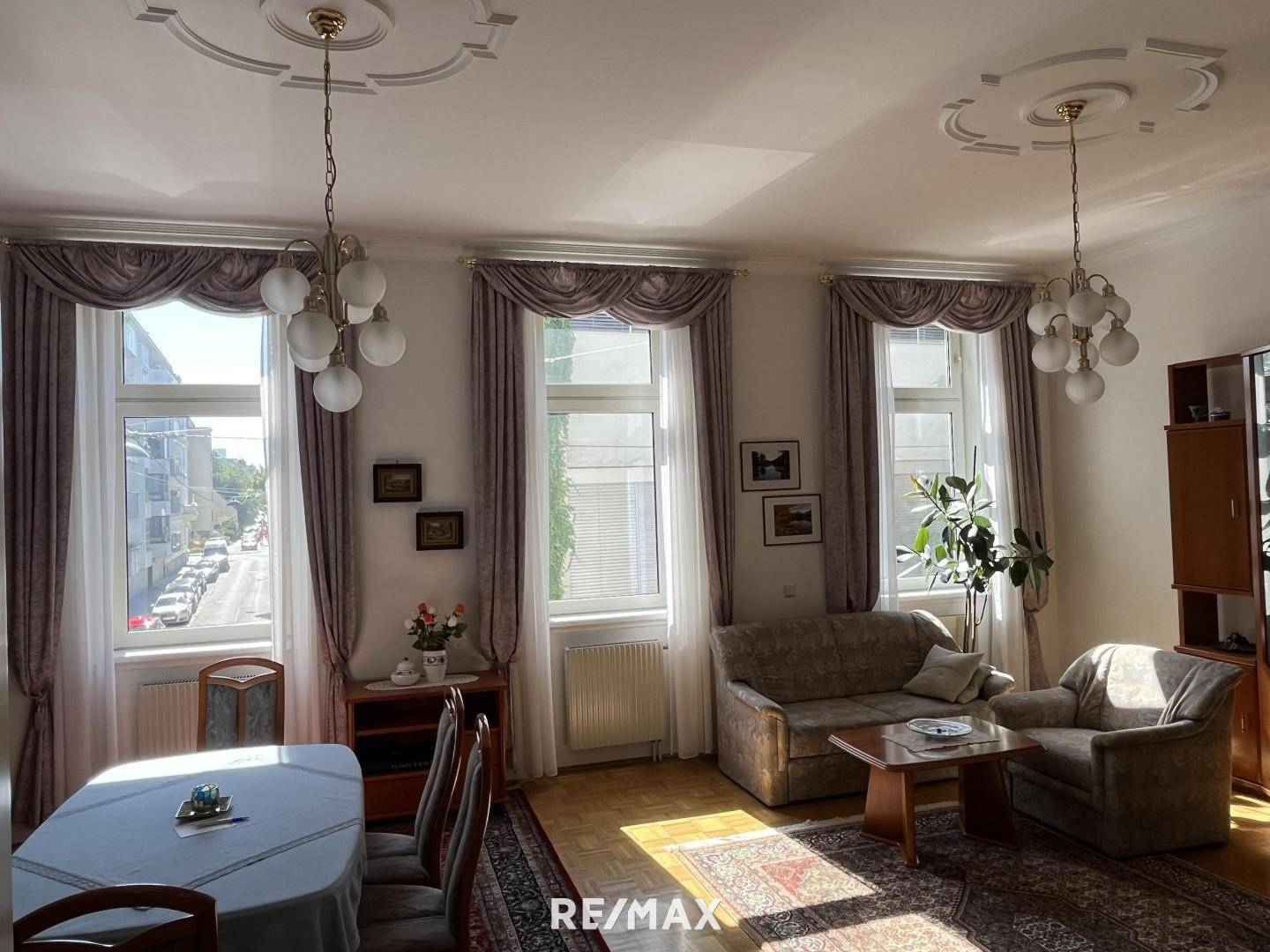 viel Licht im ca. 34 m² großen Zimmer