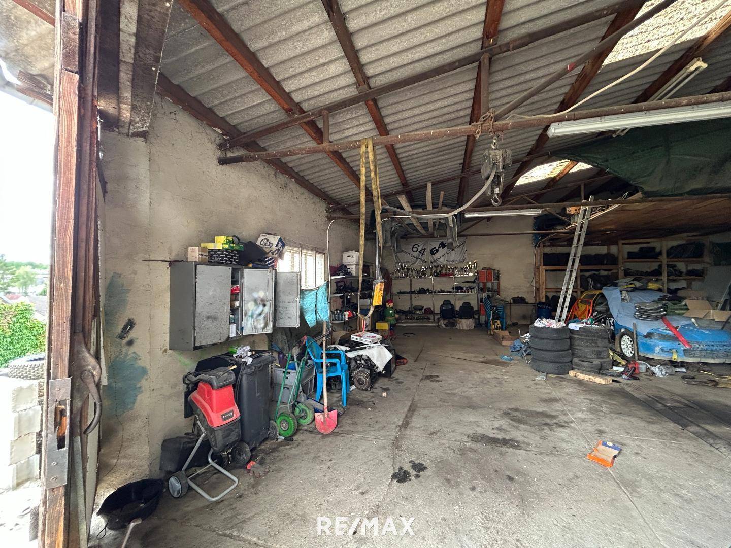 Geräumige Garage oder Werkstatt mit offenem Dachstuhl und viel Stauraum.