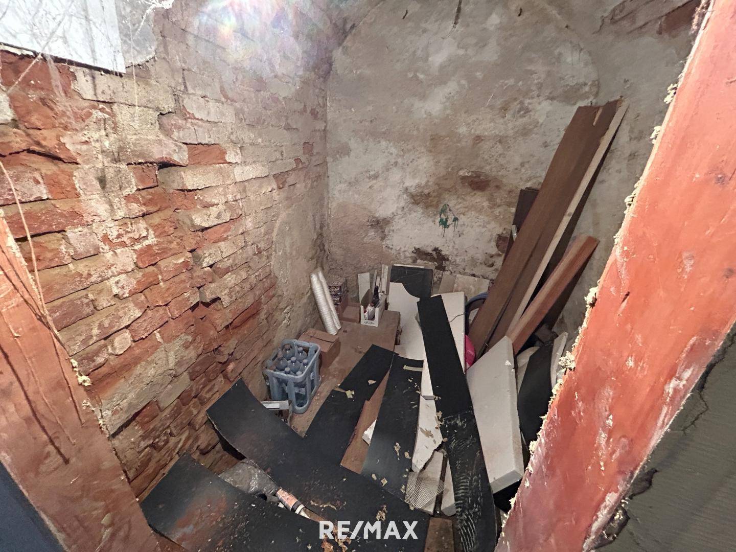 Alter Keller mit gewölbter Ziegeldecke und Wänden, der Renovierungsbedarf zeigt.