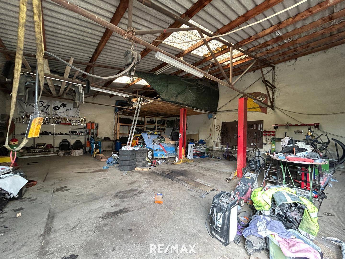 Geräumige Garage oder Werkstatt mit offenem Dachstuhl und viel Platz für verschiedene Aktivitäten.