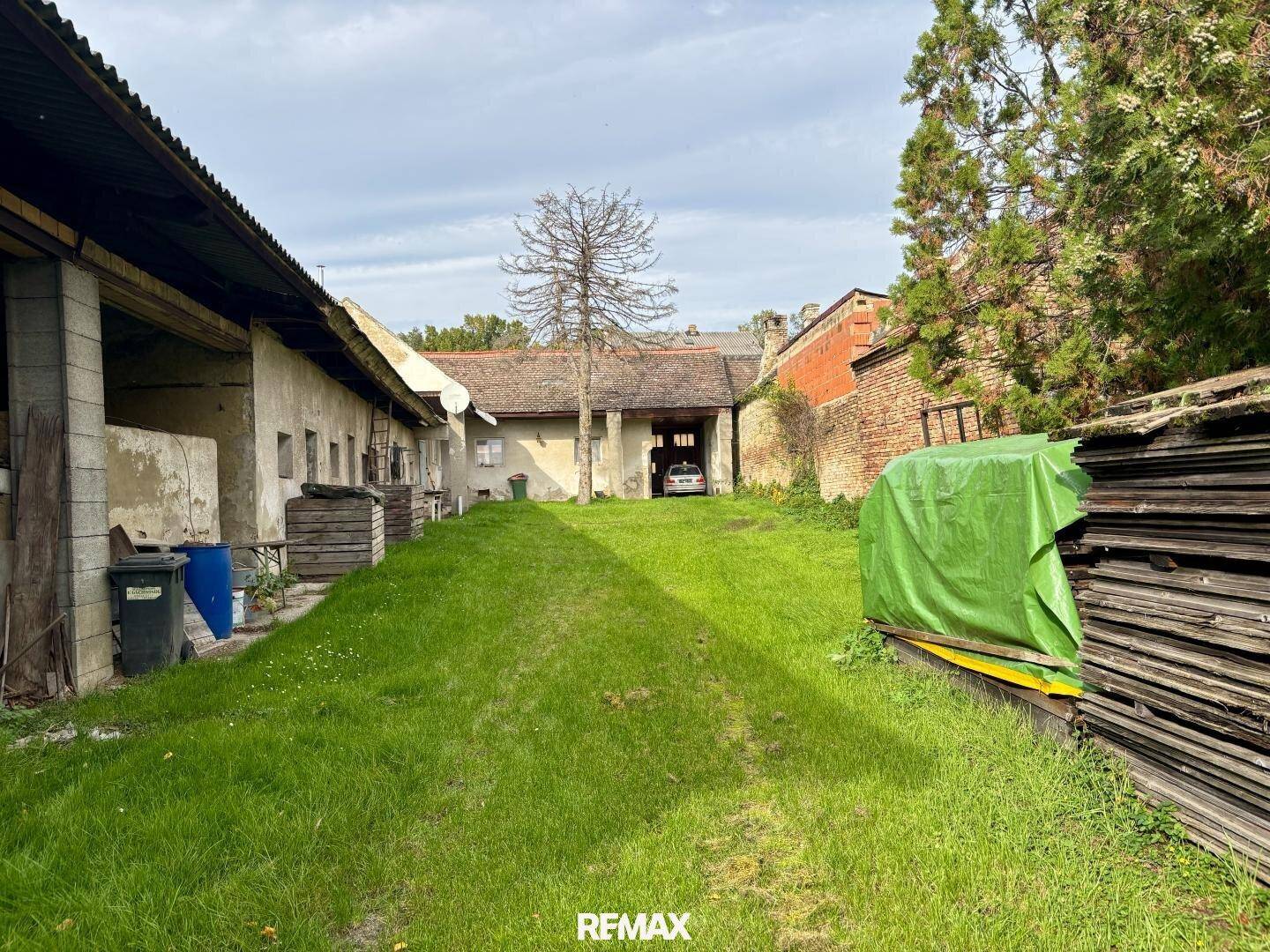 Großer, gepflegter Gartenbereich eines alten Anwesens mit viel Platz und Nebengebäuden.