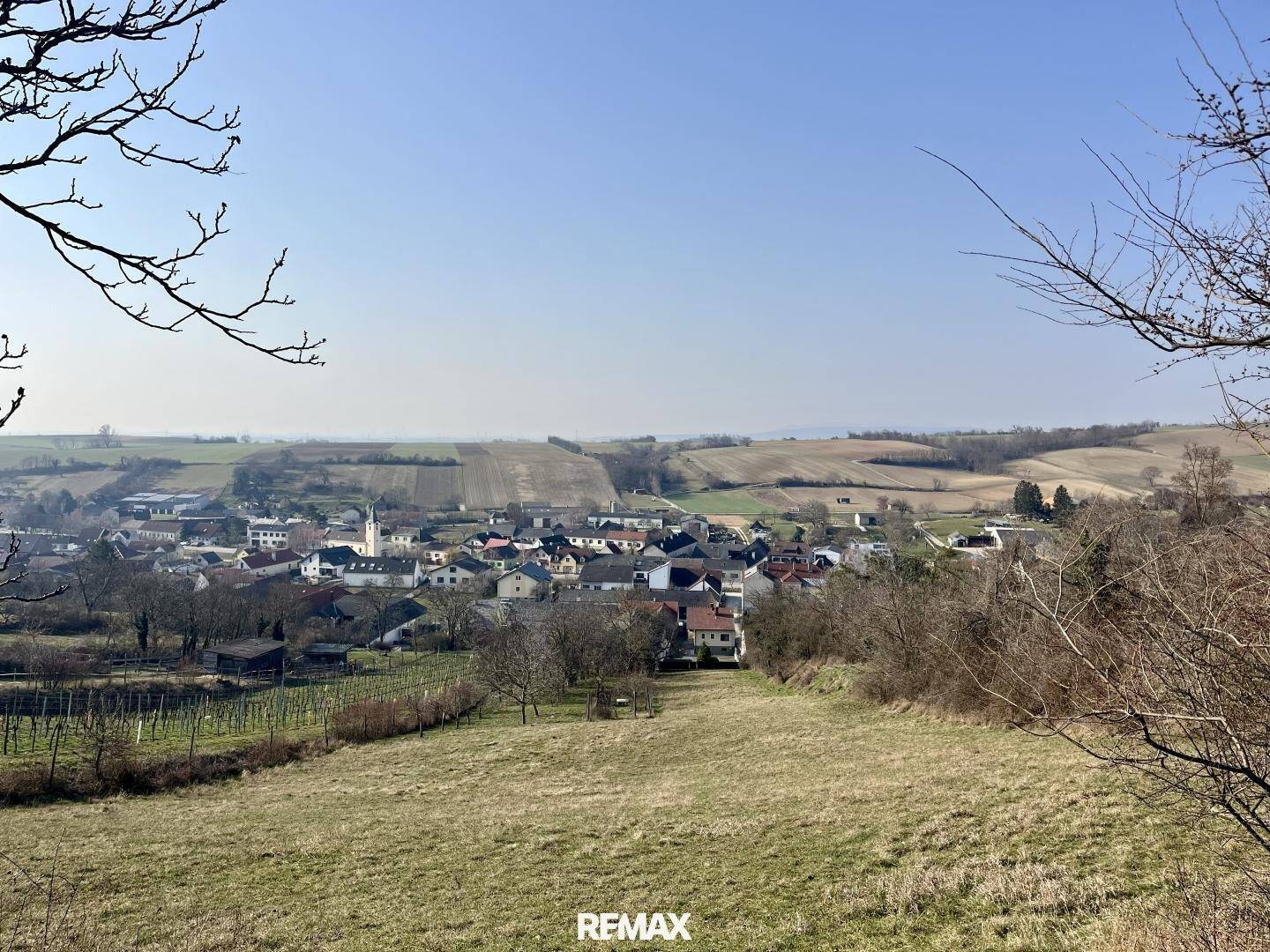 Malerischer Panoramablick über ein Dorf und die umliegende Weinlandschaft.
