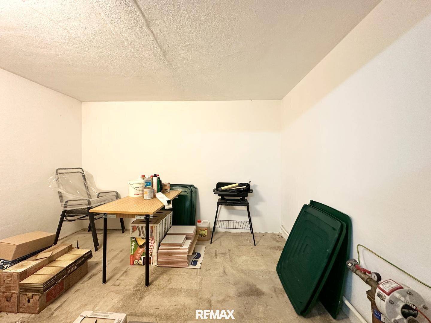 Unaufgeräumter Abstellraum im Keller mit Grill und verschiedenen Gegenständen.