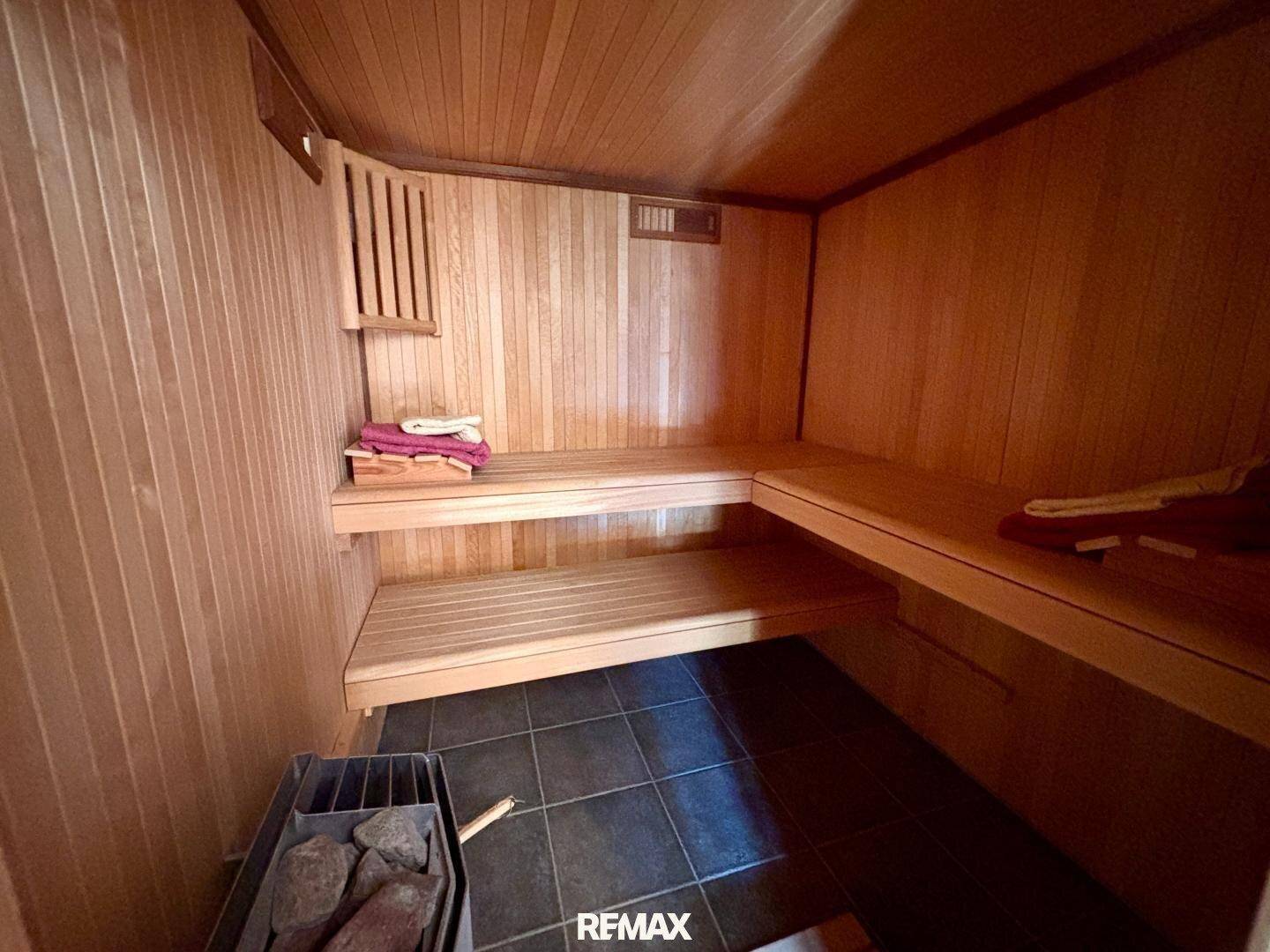Private Sauna mit Holzverkleidung und Sitzbänken für entspannende Momente.