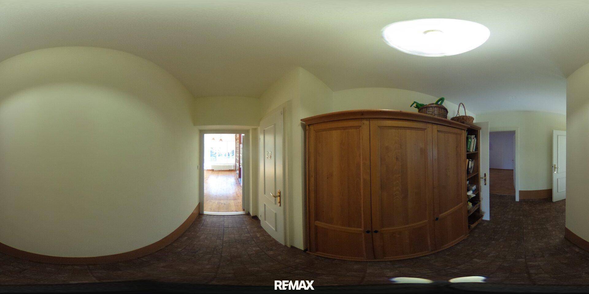 Geräumiger Flur mit großem Holzschrank und Zugang zu weiteren Räumen.