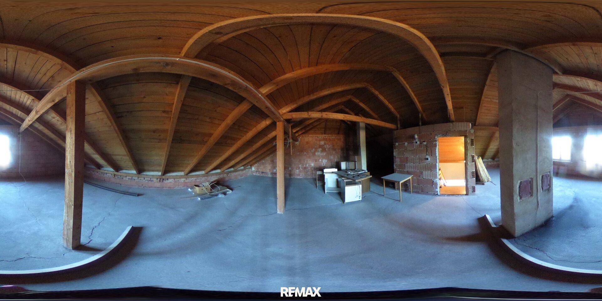 Panoramaansicht eines unausgebauten Dachbodens mit sichtbaren Holzbalken und Fenstern.
