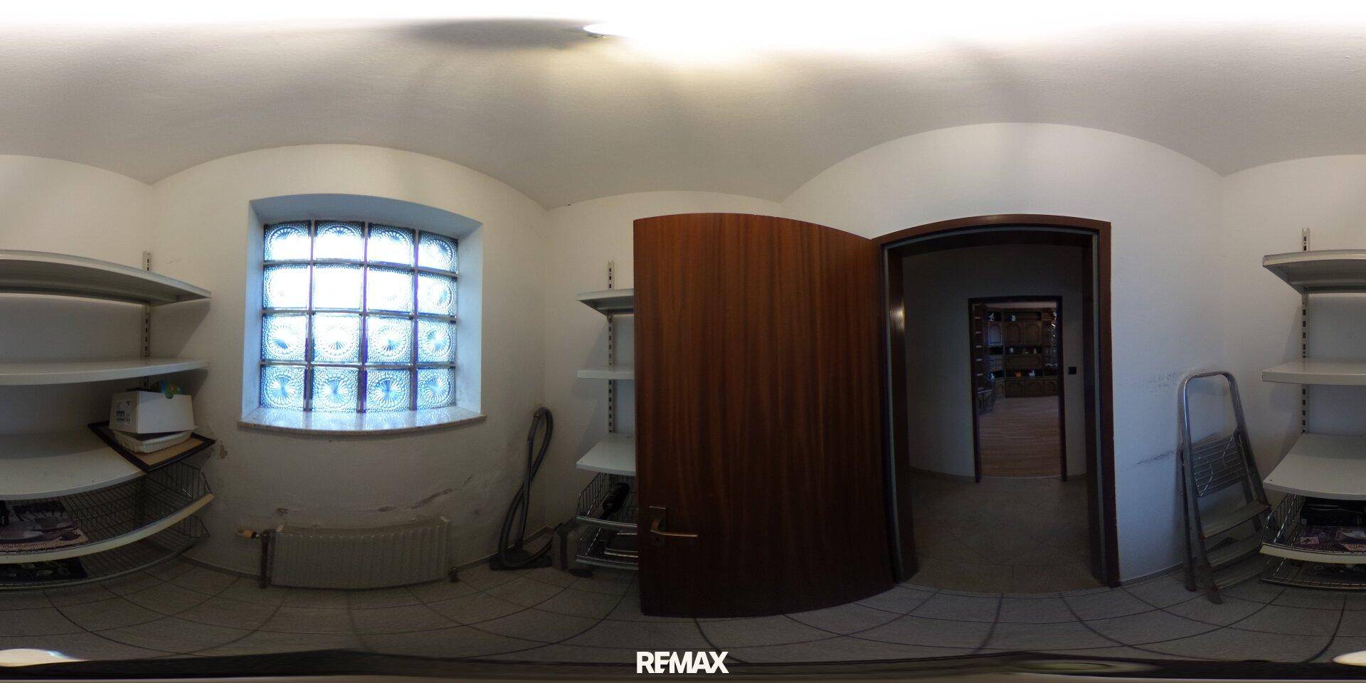 Panoramaansicht eines Abstellraums mit Regalen, Fenster aus Glasbausteinen und Fliesenboden.