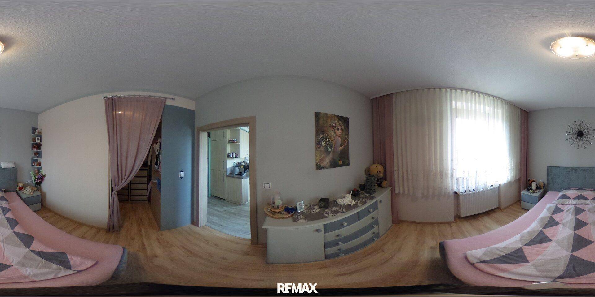 Schlafzimmer mit hellrosa Wänden, Bett und Kommode, bietet eine ruhige und gemütliche Atmosphäre.