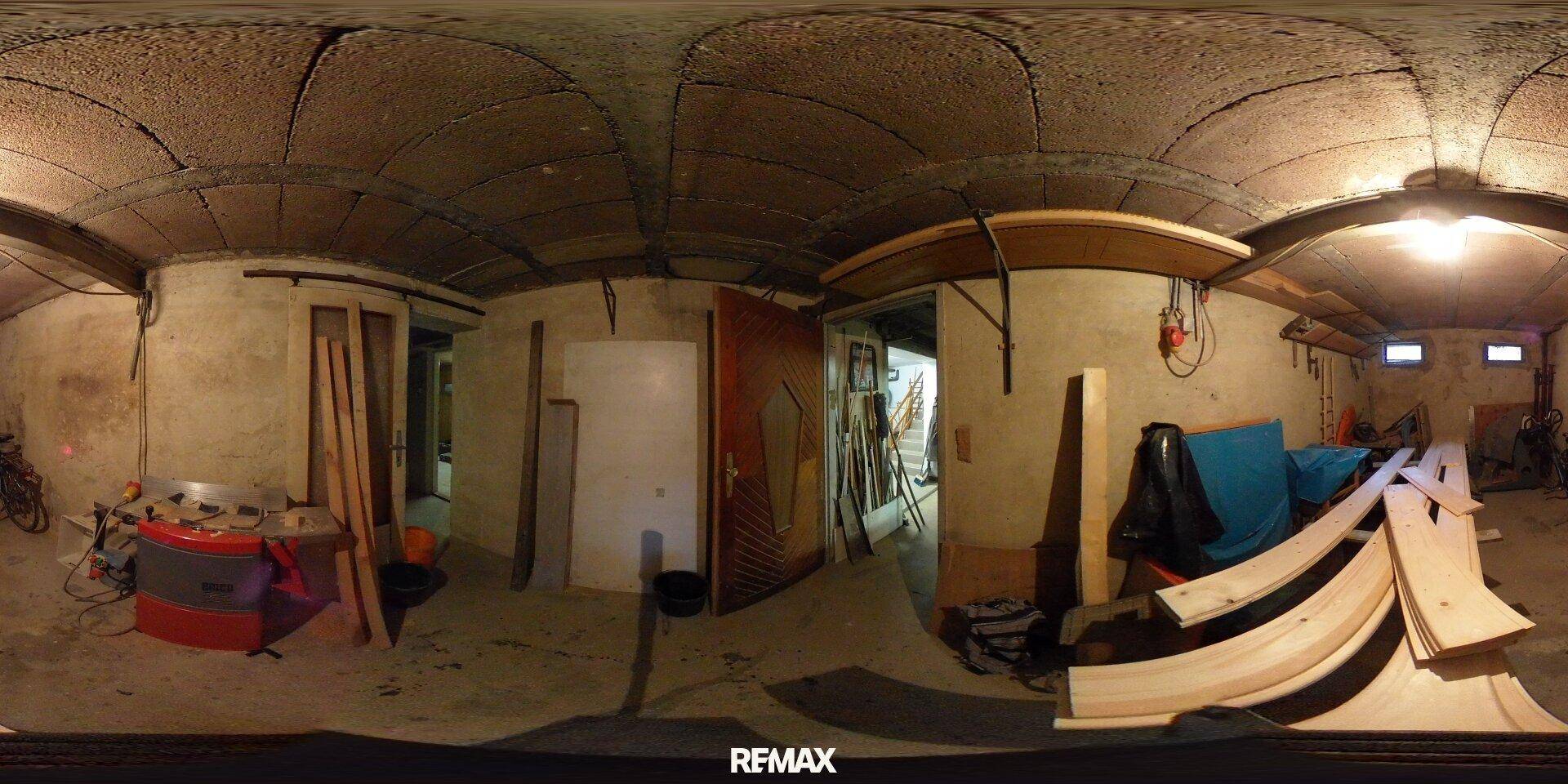 Geräumiger Werkstattkeller mit Holzmaterialien und Werkzeugen, ideal für handwerkliche Arbeiten.