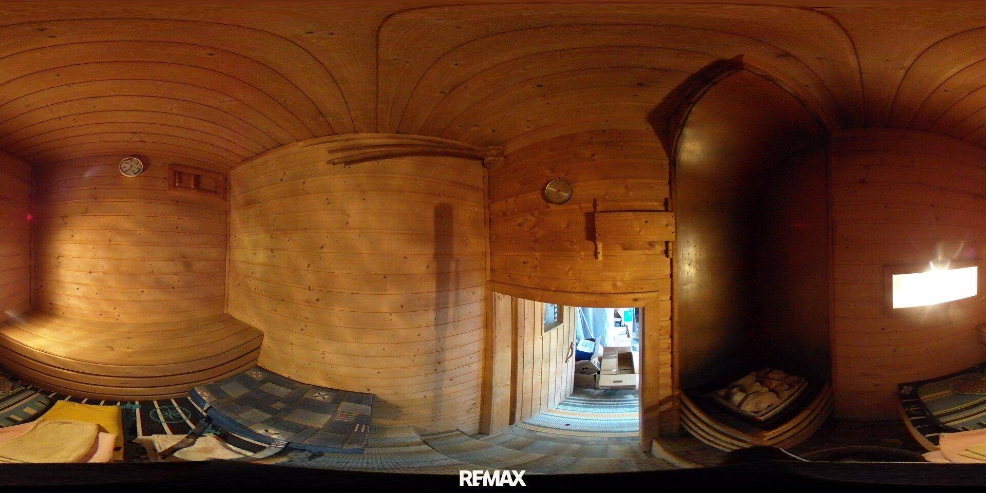 Traditionelle Sauna mit Holzbänken und -wänden, bietet Entspannung und Wellness.