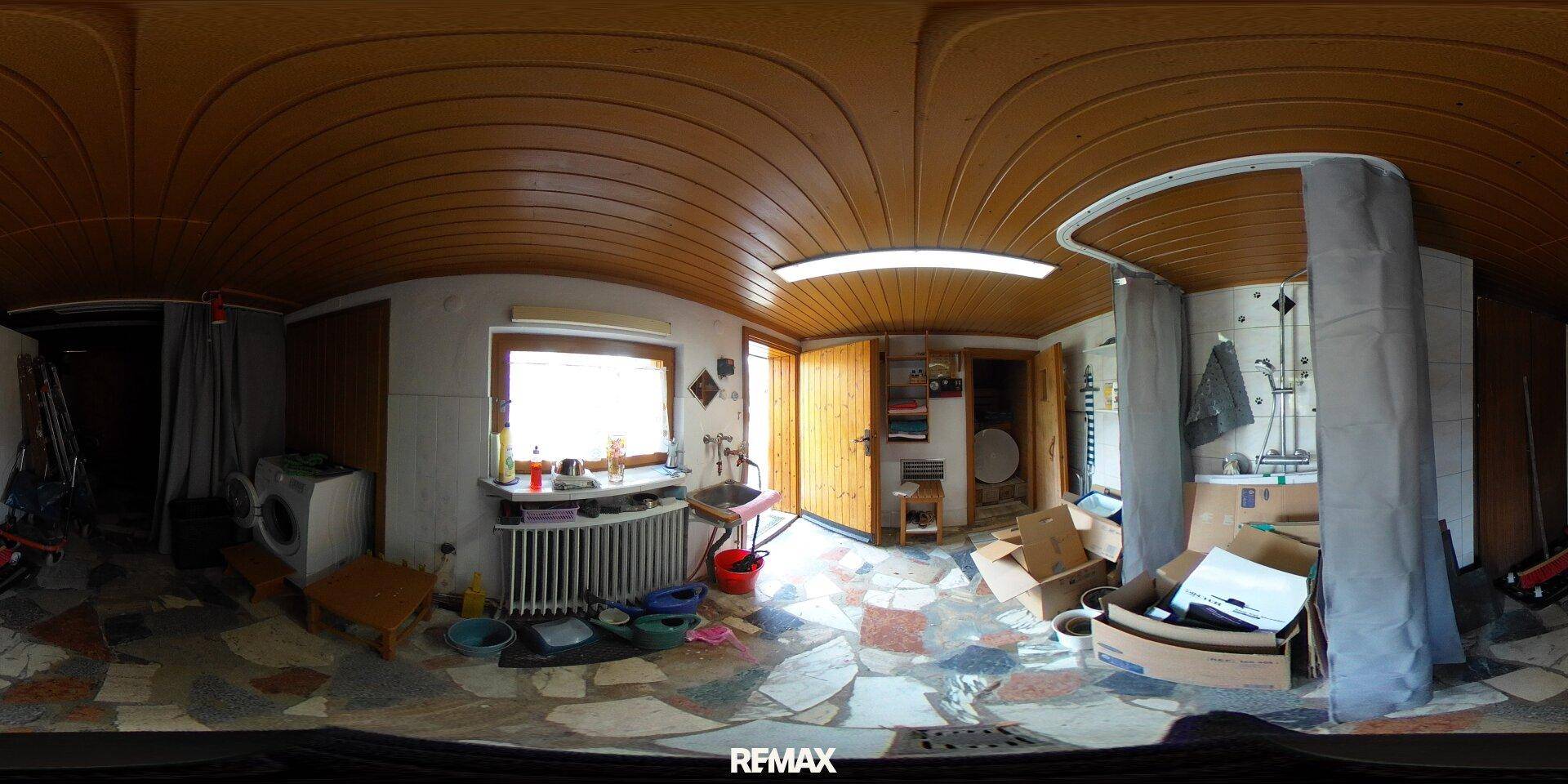 Praktischer Hauswirtschaftsraum mit Waschmaschine, Heizkörper und Stauraum für diverse Gegenstände.
