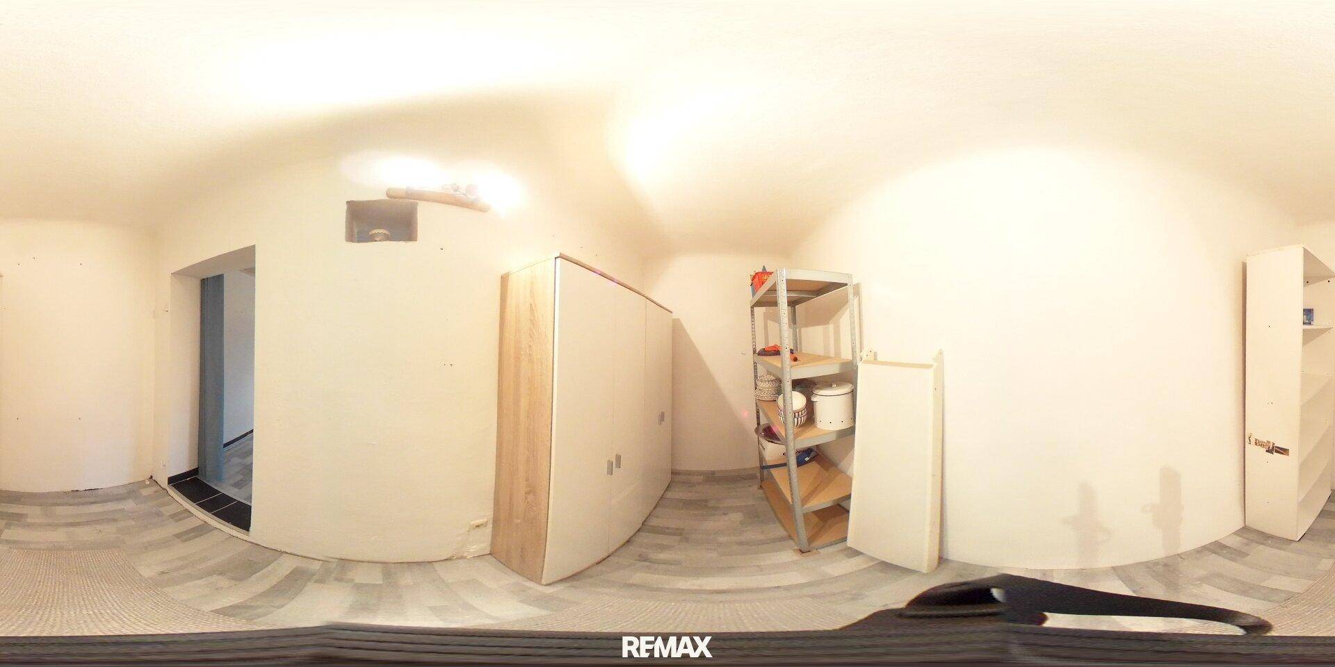 Heller Abstellraum mit praktischen Regalen und einem großen Schrank für zusätzlichen Stauraum.