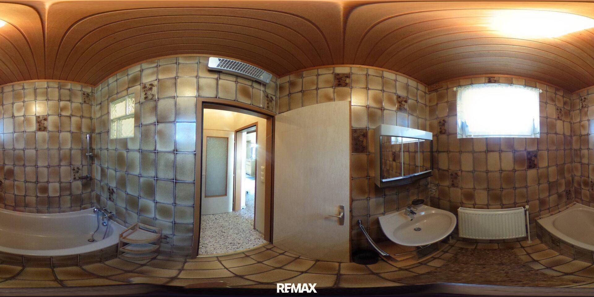 Badezimmer im 80er-Jahre-Stil mit braunen Fliesen, Badewanne und Fenster.