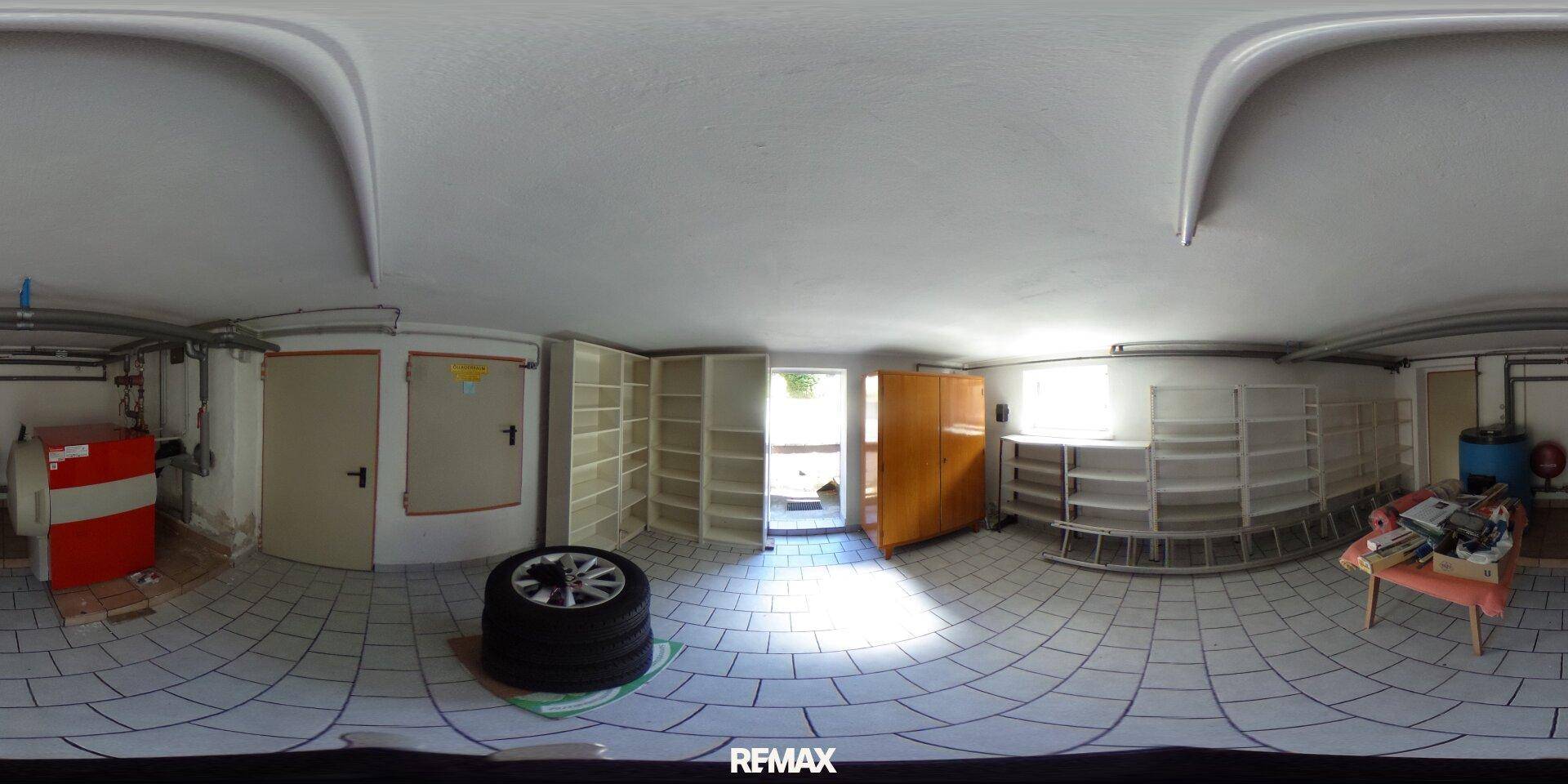 Kellerraum mit Regalen, einem Reifen und einem Warmwasserbereiter für zusätzlichen Stauraum.