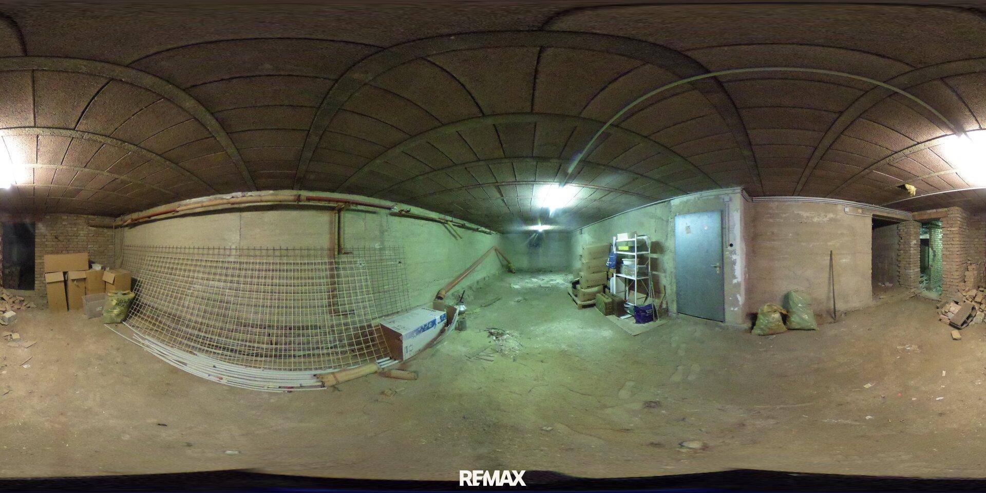Panoramaansicht eines unausgebauten Kellerraums mit Ziegelwänden und Betonboden.