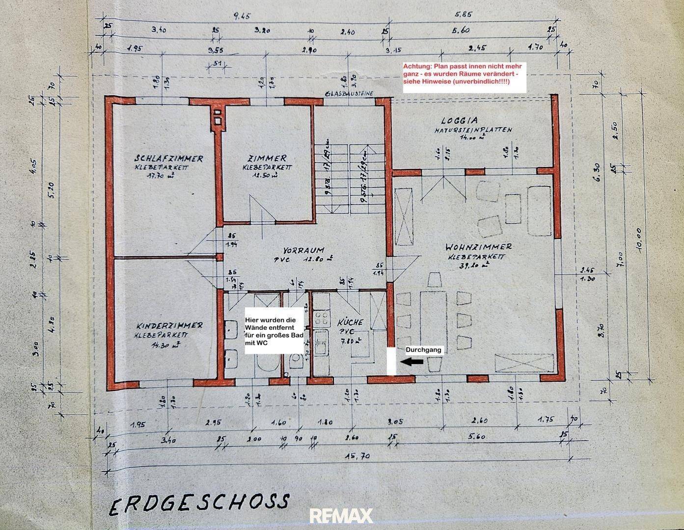 Grundriss des Erdgeschosses mit Schlafzimmern, Wohnzimmer und Loggia.