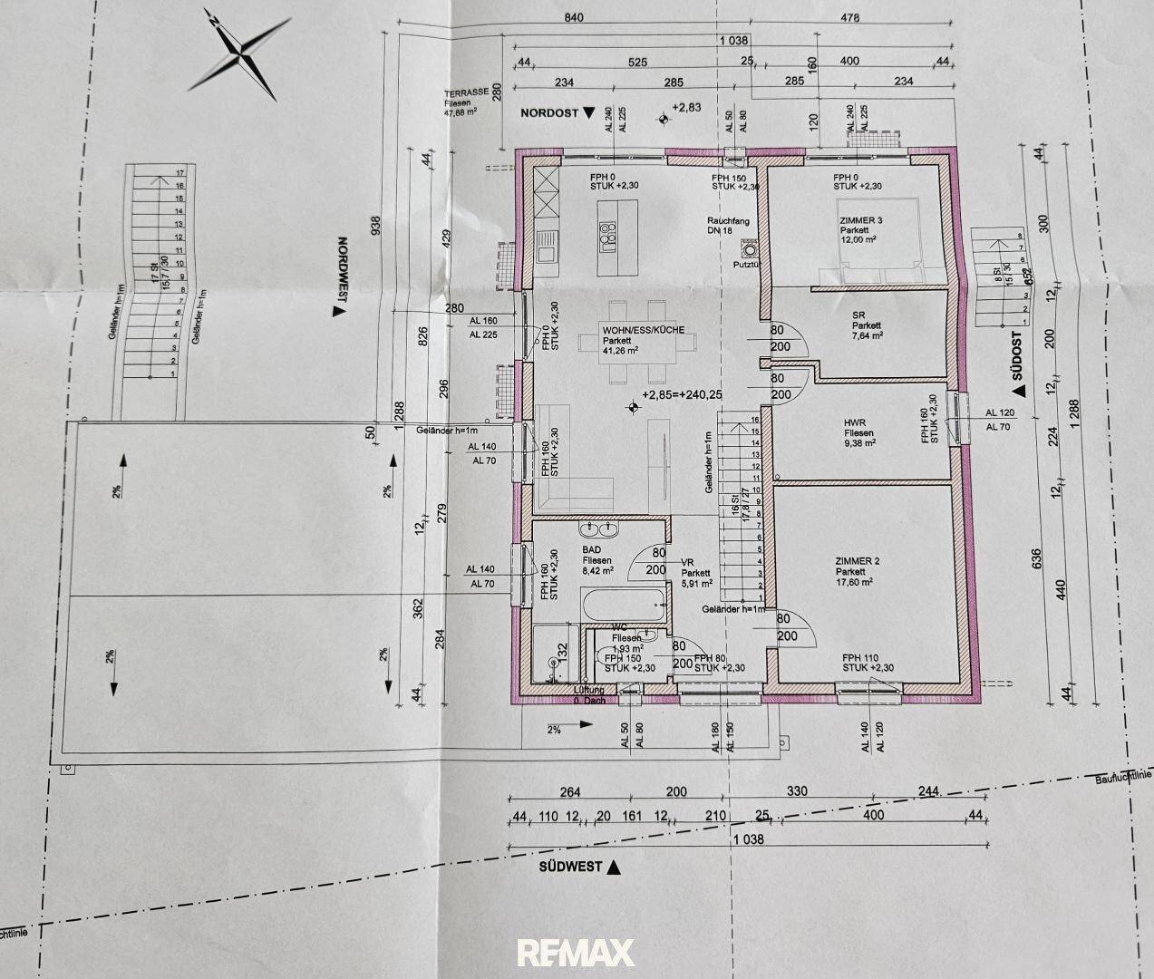 Detaillierter Grundriss des Erdgeschosses mit offener Wohnküche, Schlafzimmern und Terrasse.