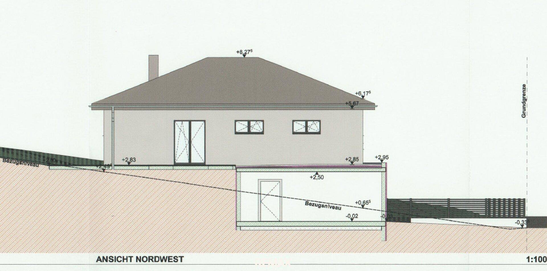 Architektonische Nordwest-Ansicht des Hauses mit Kellerzugang und Fenstern.