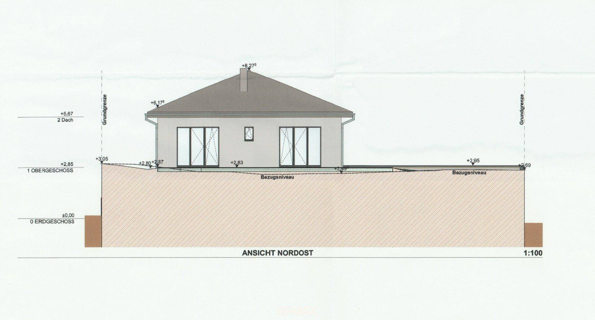 Architektonische Nordost-Ansicht des Hauses mit Fenstern und Türen.