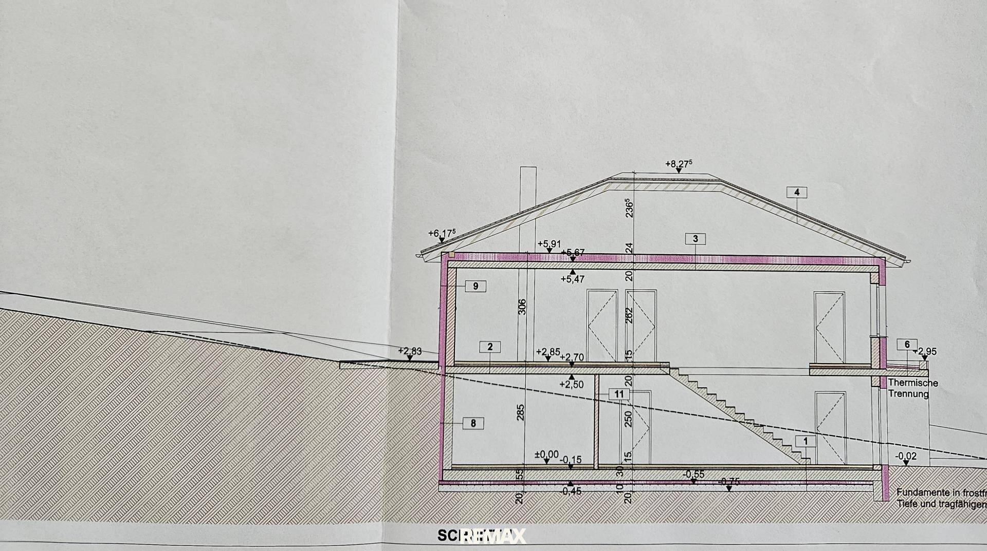 Architektonischer Schnitt des Hauses, der die interne Struktur und die verschiedenen Ebenen zeigt.