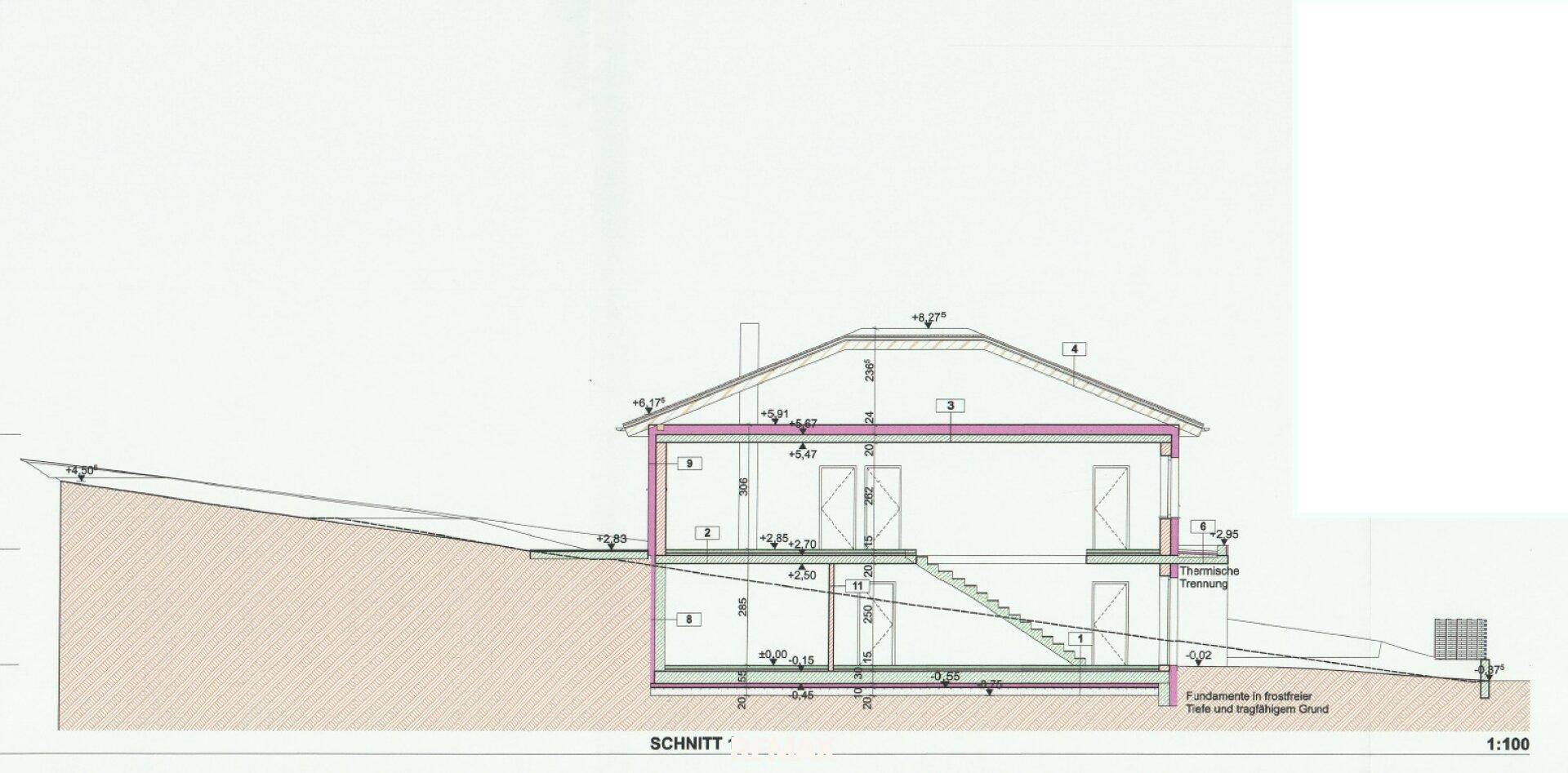Architektonischer Schnitt des Hauses, der die interne Struktur und die Höhenunterschiede darstellt.