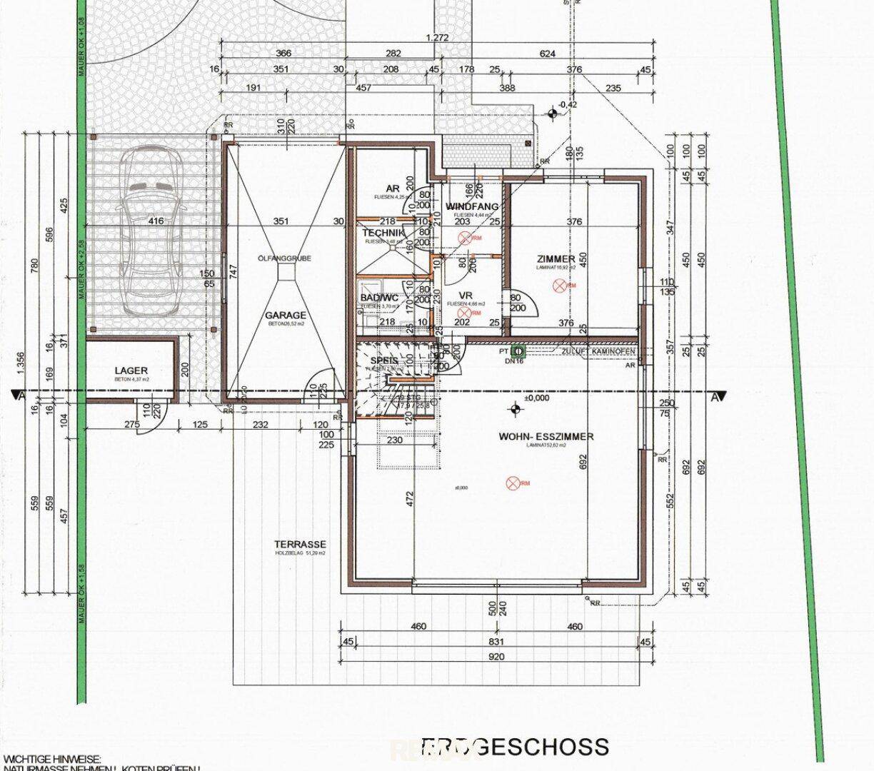 Grundriss des Erdgeschosses mit Wohn-Esszimmer, Küche, Garage und Terrasse.