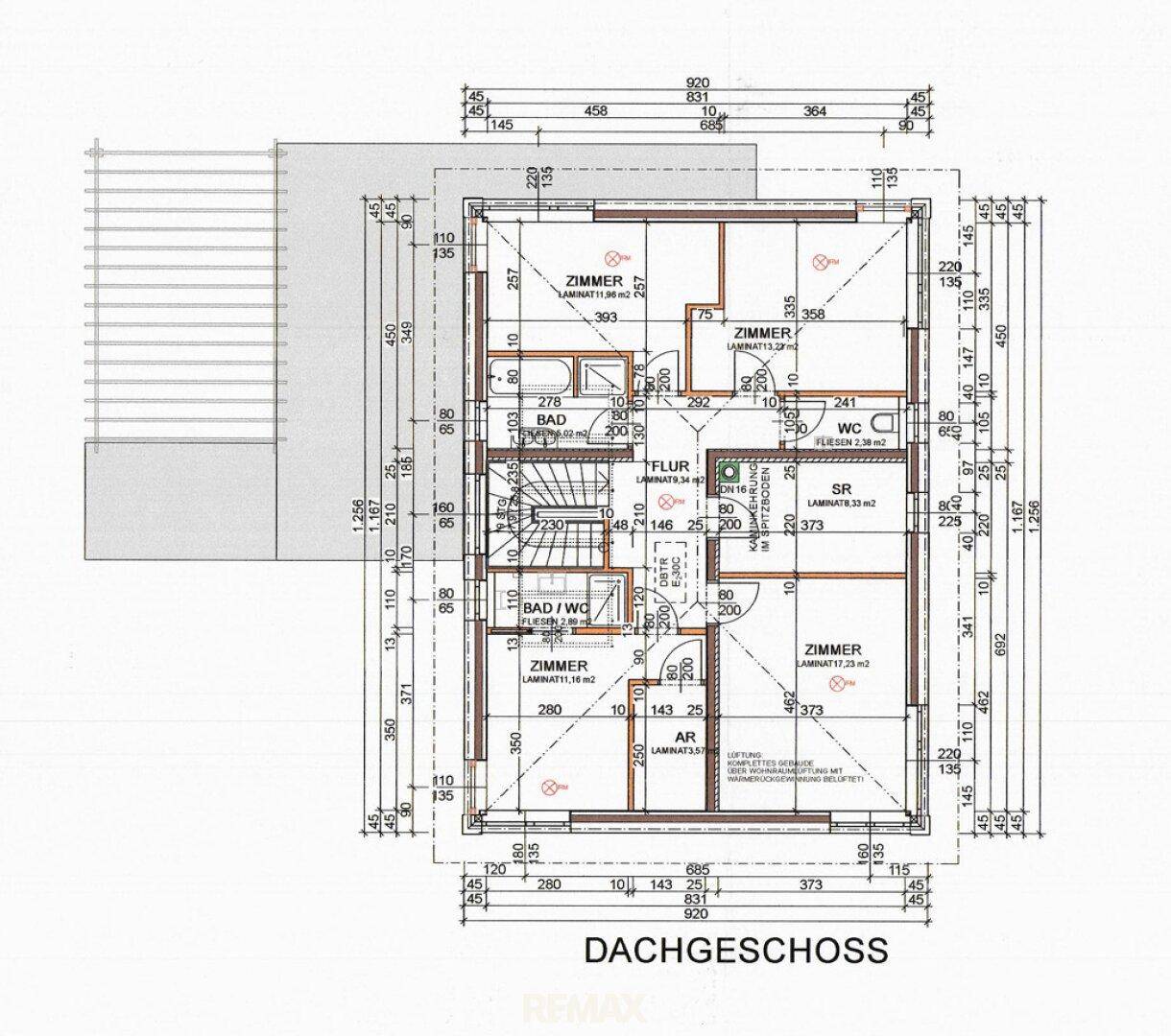 Grundriss des Dachgeschosses mit Schlafzimmern, Bädern und Flur.
