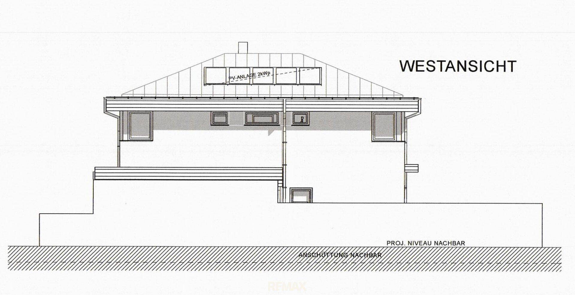 Westansicht des Hauses mit Dachschrägen und kleineren Fensteröffnungen.