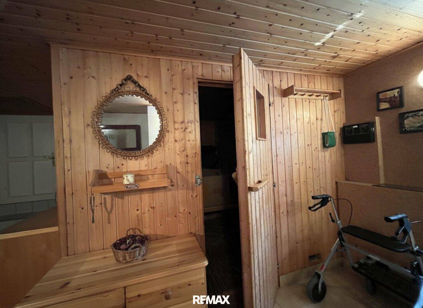 Eingangsbereich mit Holztäfelung, Spiegel und Garderobe, rustikal und funktional.