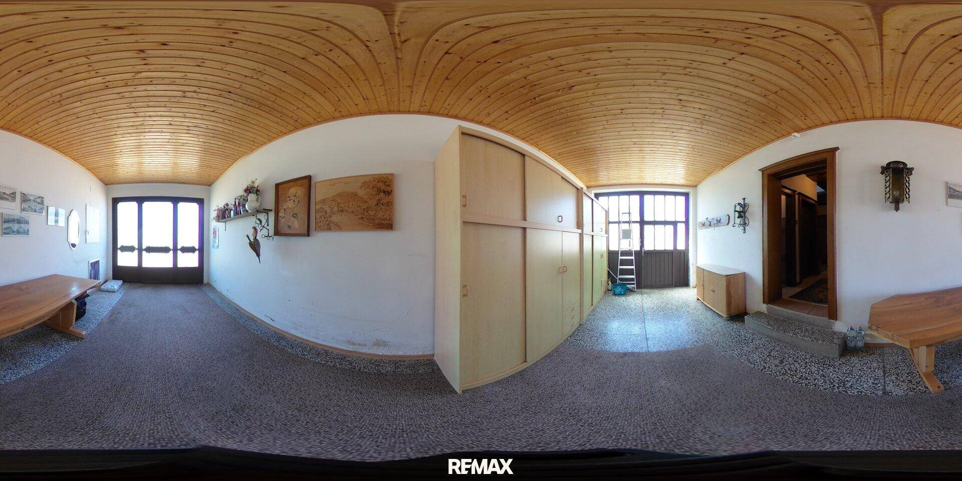 Geräumiger Raum mit Holzdecke, Teppichboden und Einbauschränken, vielseitig nutzbar.