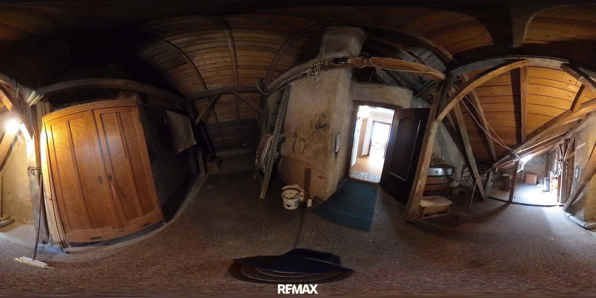 Geräumiger Dachboden mit sichtbaren Holzbalken und Holzverkleidung, bereit für den Ausbau.
