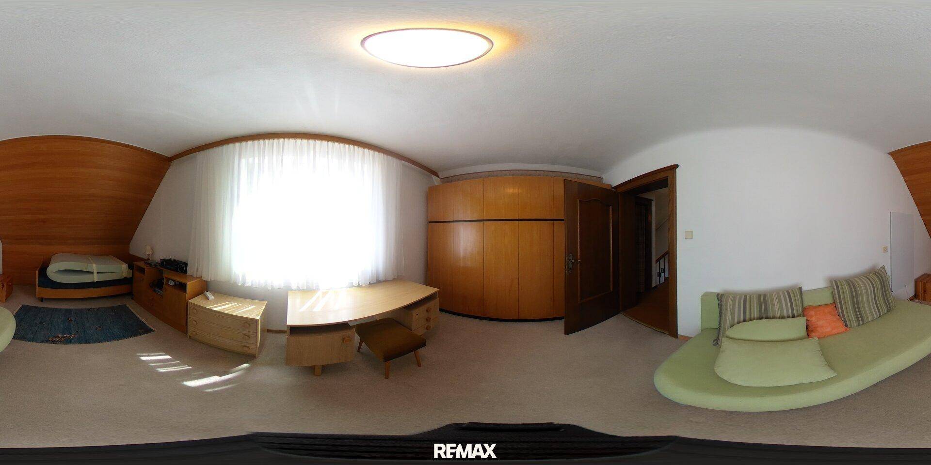 Kinderzimmer oder Schlafzimmer mit Bett, Schreibtisch und einem großen Holzschrank.