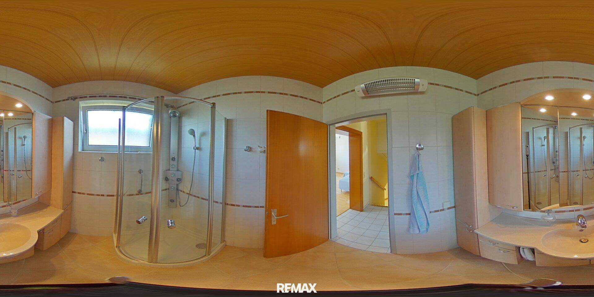 Geräumiges Badezimmer mit Duschkabine, Doppelwaschbecken und einem Fenster für Tageslicht.