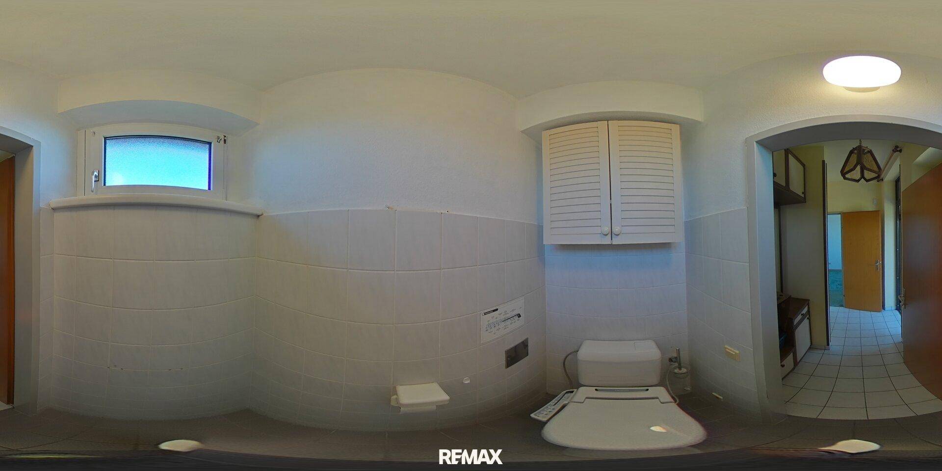 Kleines WC mit Fenster, Wand-WC und einem Spiegelschrank über dem Waschbecken.