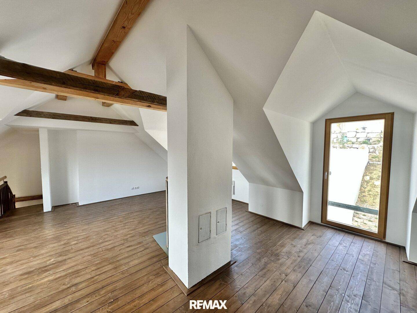 Offener Dachbodenbereich mit Holzdielenboden, sichtbaren Balken und viel Potenzial zur Gestaltung.