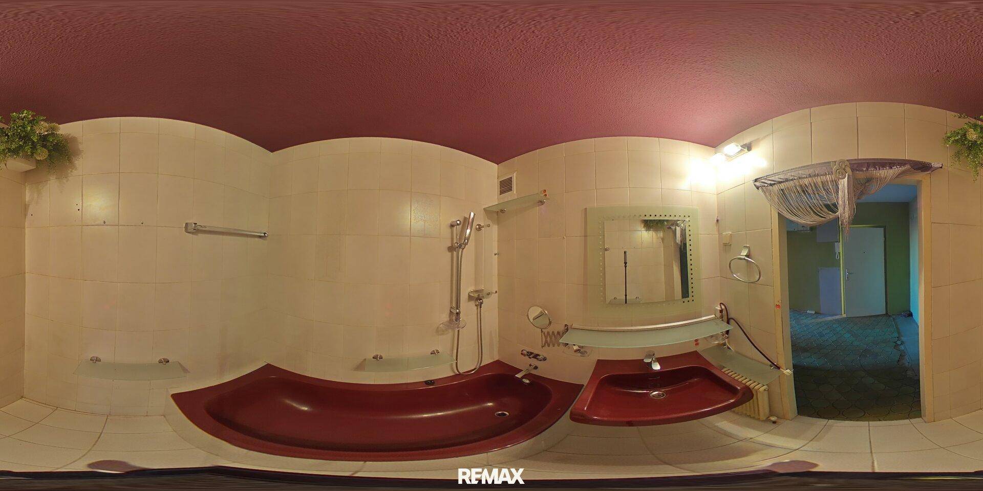 Panoramaansicht eines Badezimmers mit roten Sanitärobjekten, weißen Fliesen und lila Decke.