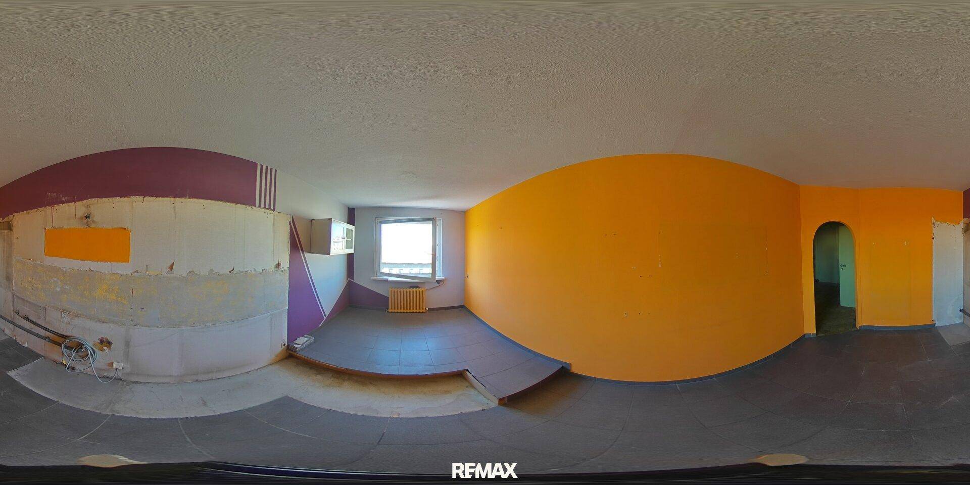 Panoramaansicht eines renovierungsbedürftigen Raumes mit orangefarbenen Wänden und Fliesenboden.
