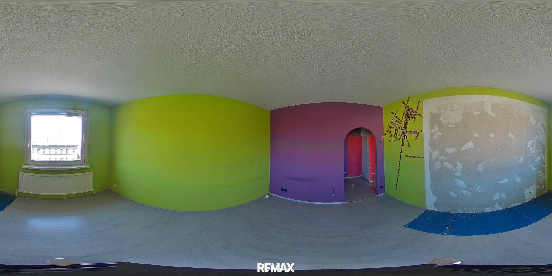 Panoramaansicht eines Raumes mit grünen und lila Wänden, Laminatboden und Fenster.
