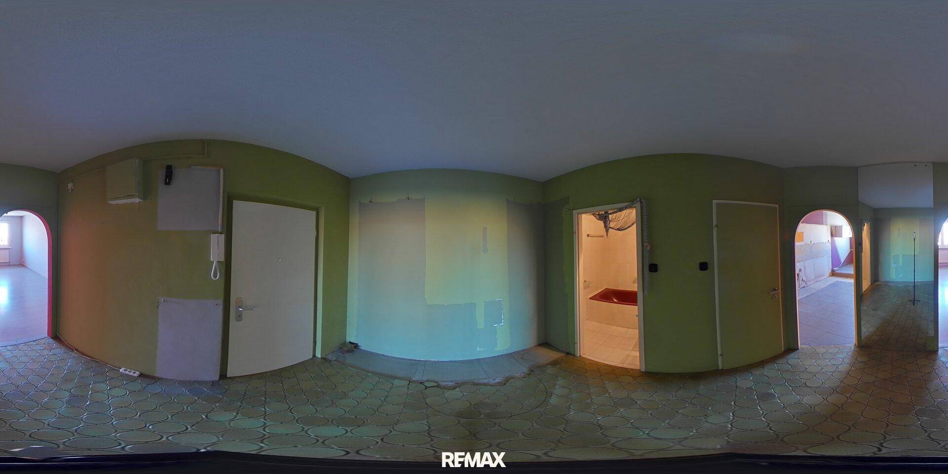 Panoramaansicht eines zentralen Bereichs mit grünen Wänden, gemustertem Fliesenboden und mehreren Durchgängen.