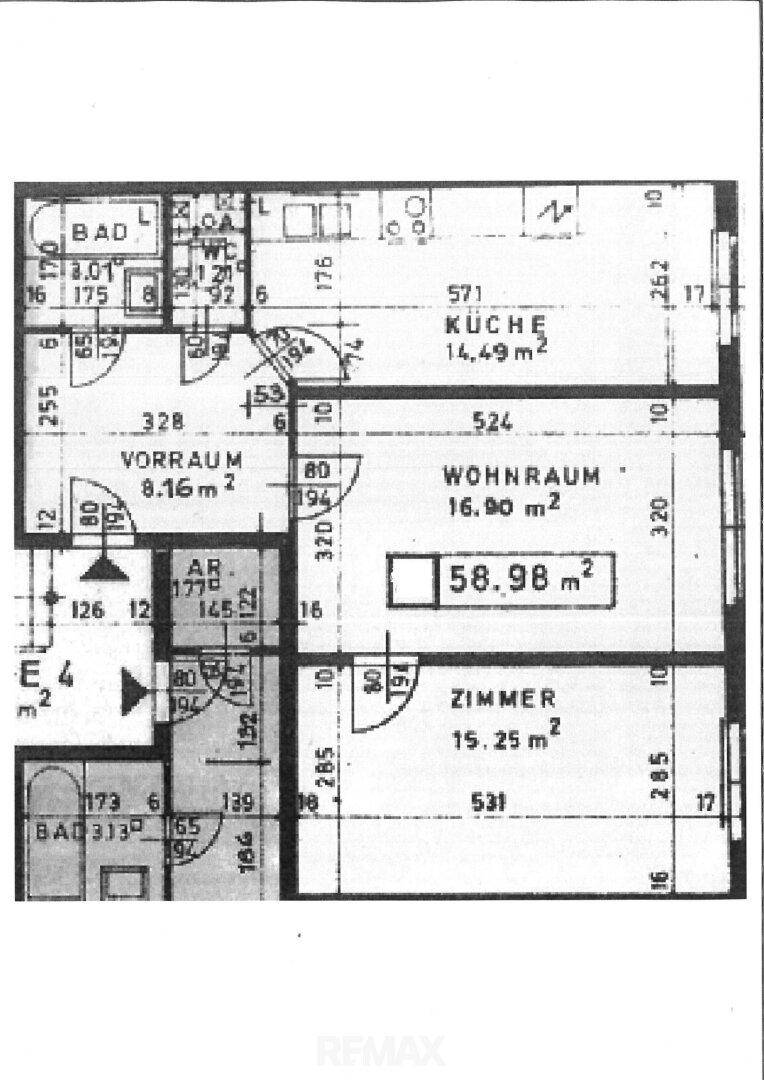 Detaillierter Grundriss mit Raummaßen und Bezeichnungen für Bad, Küche und Wohnraum.