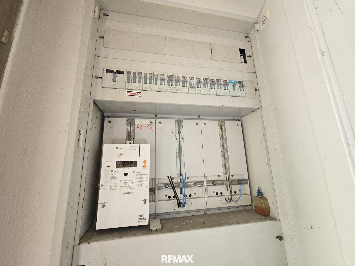 Elektrischer Sicherungskasten und Zähler in einem Technikraum oder Flur des Gebäudes.