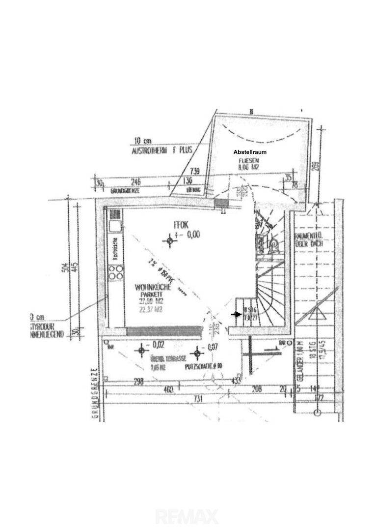 Grundrissplan mit offener Wohnküche, Abstellraum und Zugang zur Terrasse.