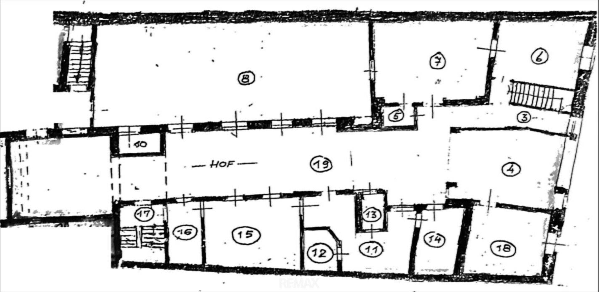 Handgezeichneter Grundriss mit mehreren Räumen und einem Innenhof im Zentrum des Gebäudes.