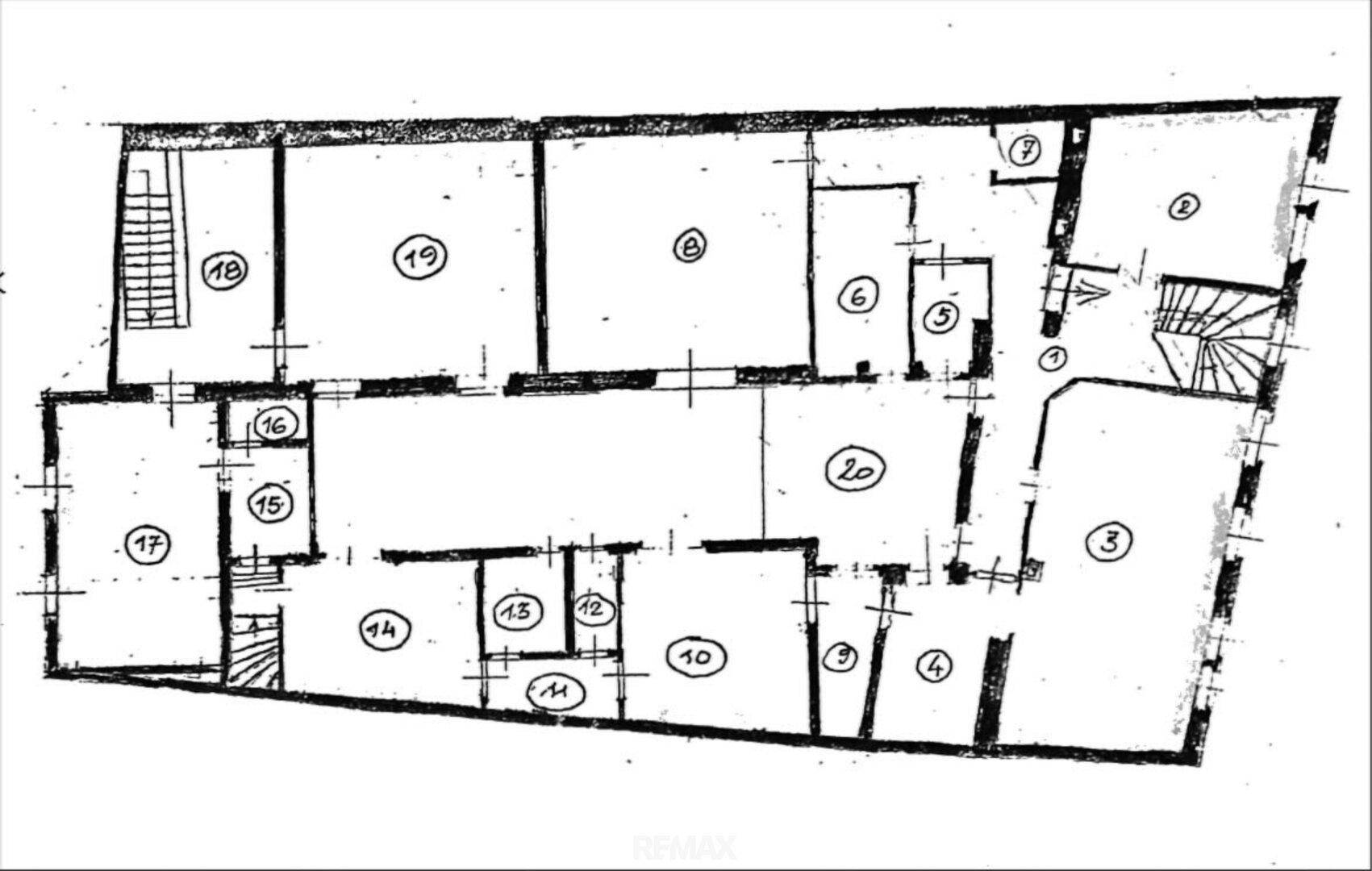 Detaillierter Grundriss einer weiteren Etage mit verschiedenen Zimmern und Treppenhauszugang.